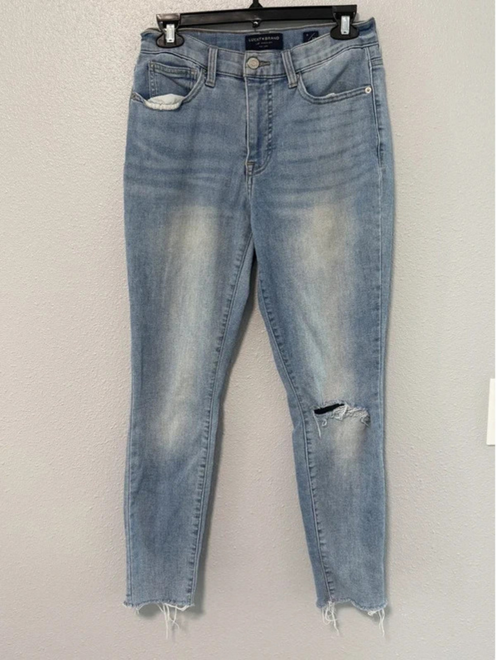 #6031  Lucky Brand Light Wash Distressed Ankle Jeans 6 28